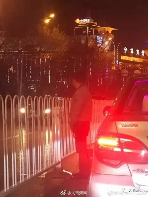 雷人!西宁一男子"尿急"竟站马路中间小便