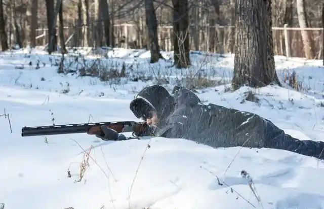 吉林的张越是优秀猎户的后代,因家庭环境的影响,他成为了爱好打猎的人