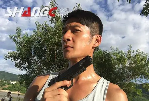 张陆痴情男化身制服男神 助攻王凯机智破案获称赞