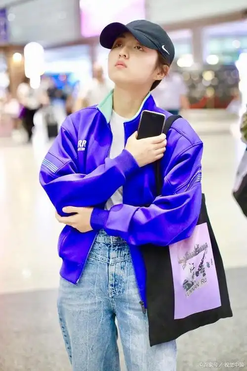 张子枫高考完就美艳霸屏!新街拍个性灵动不输大片,休闲穿搭真美