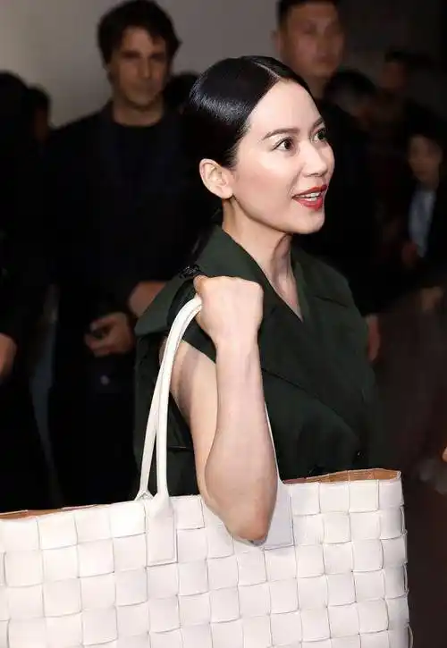 生于1971年的单身女王俞飞鸿,就像在她出演的经典影视剧《小丈夫》一