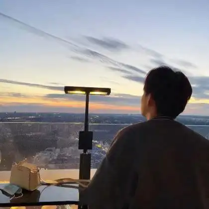 男头像背影超清帅气好看的男生看风景背影帅气头像图片(图1)