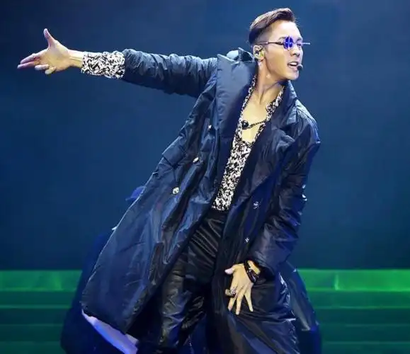 陈伟霆热心鼓励,还在一旁指导|周扬青|罗志祥|刘雨欣_网易订阅