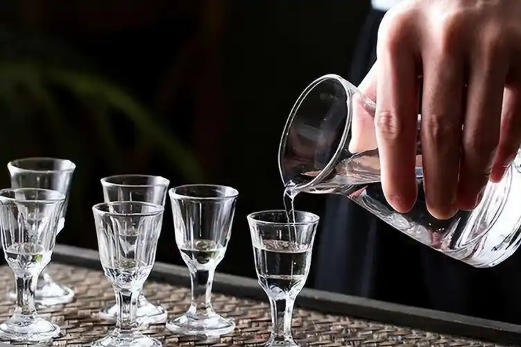 给人倒酒千万别用祭祀手早了解别犯忌讳这是酒桌大忌