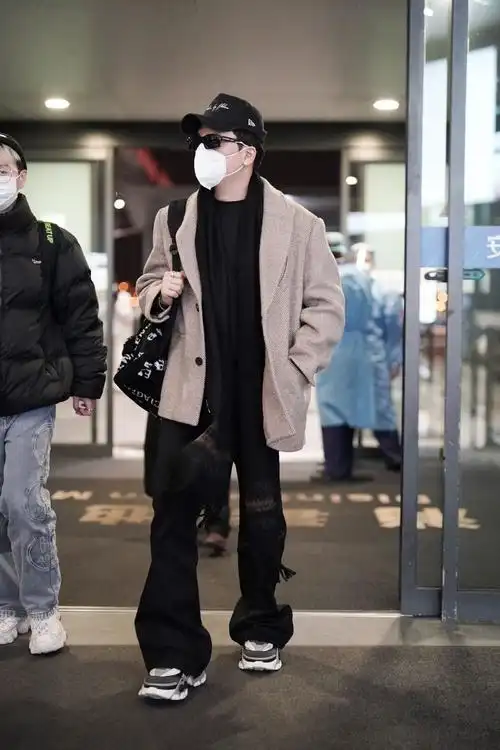 苏有朋真有个性,西装搭配喇叭裤走机场,裤脚长一截也时髦?