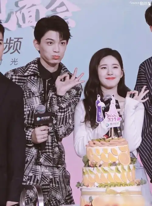 丁禹兮和赵露思之间的交互太甜蜜了|小情侣|爱情|爱河_网易订阅