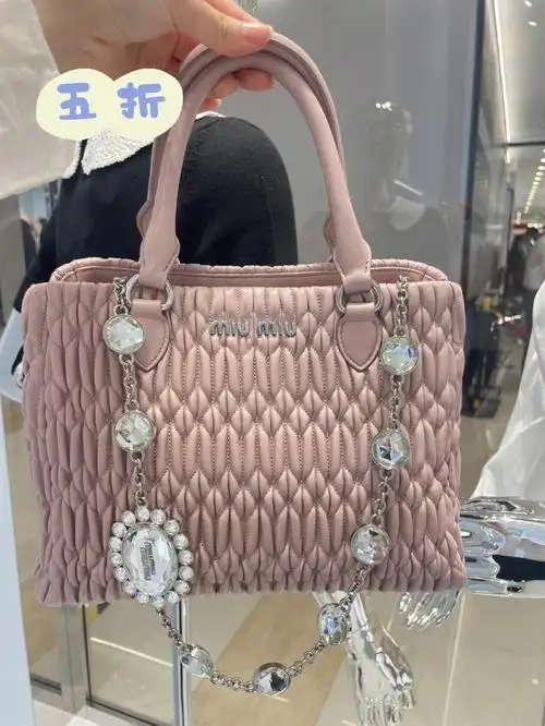 miumiu经典链条手提5zhe