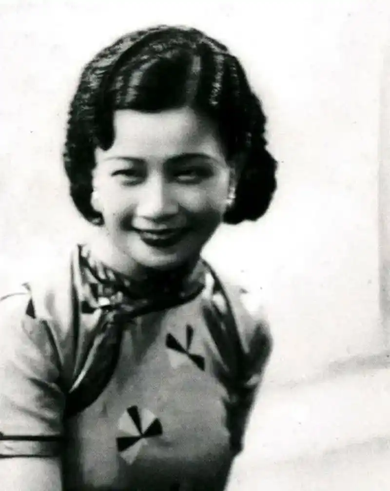 阮玲玉是民国电影演员,也是深受观众喜爱的当红女演员.