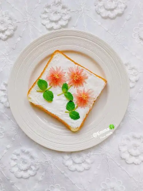早餐摆盘吐司酸奶柚子花