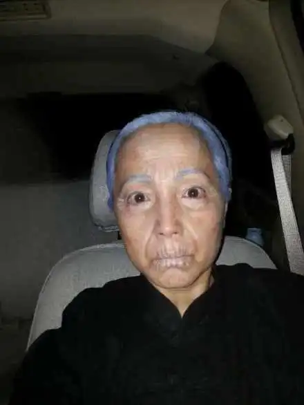 石榴姐苑琼丹曝扮老人照片满脸褶子自嘲很惊悚