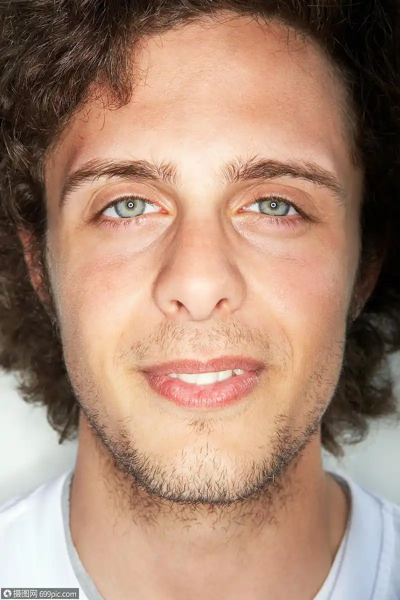 男性微笑着看摄像机年轻人外国人