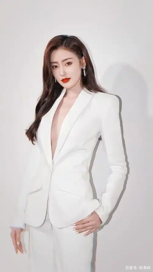 不愧是张天爱,只要营业就惊艳!这次白色深v真空西装帅起来霸气!