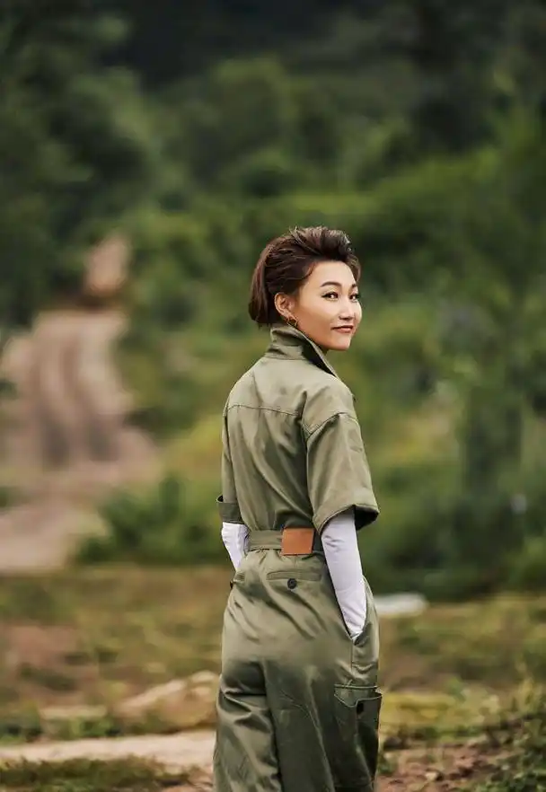 43岁的李梓萌风采依旧,穿上军绿色连体裤,飒爽的气质很吸引人