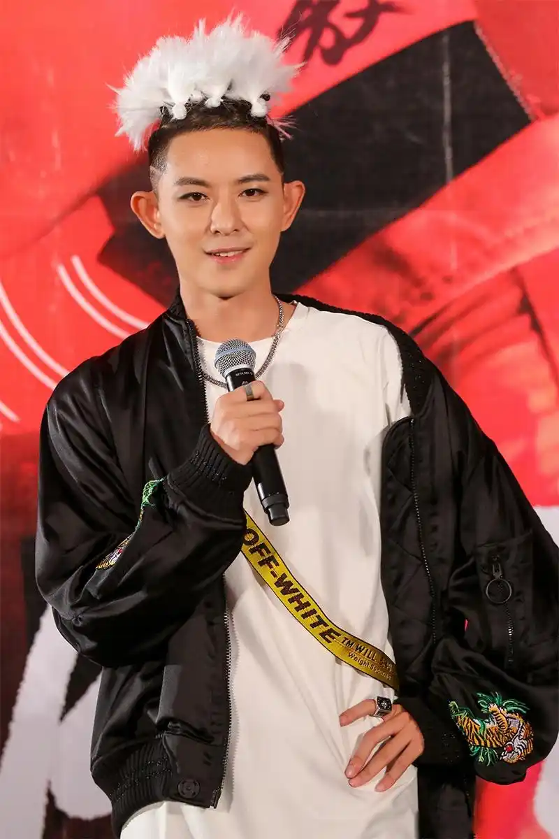 敖犬哥哥账号还未找回,小室降临与泥萌分享美图,敖犬2017首张个人专辑