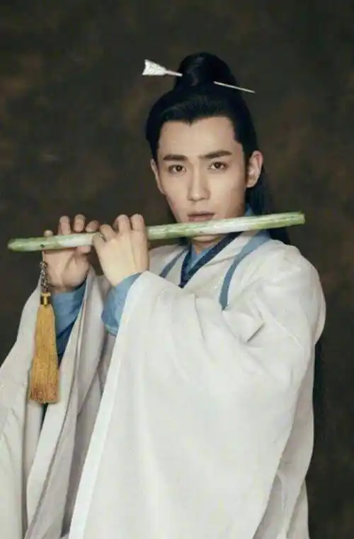 男明星古装吹笛子,肖战超帅,但古天乐吹的是拖布杆吗?_感觉_道具_杨洋