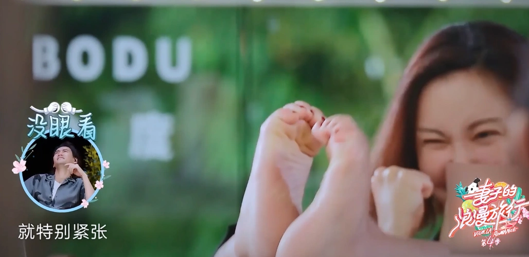 原创张歆艺荧屏初吻受惊吓,情景再现举起脚丫子,袁弘一脸没眼看