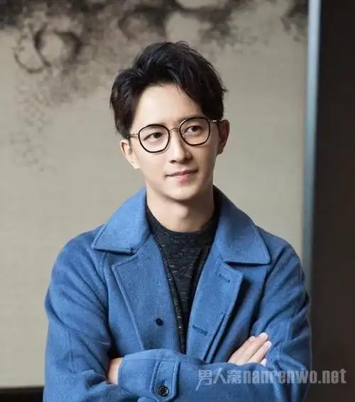 鹅蛋脸可以说是比较完美的脸型了,这样百搭的脸型,只要眼镜的形状