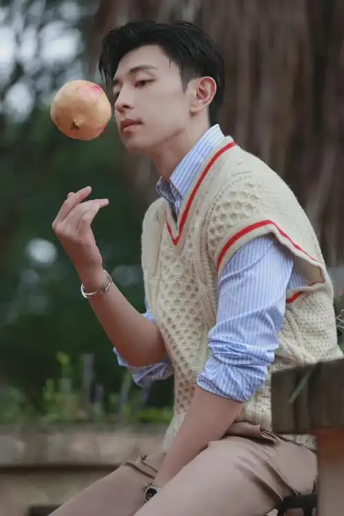 邓伦秋意庭院大片