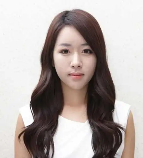 好看的长头发烫发发型六:中分的刘海迅速让女生变得成熟有气质,而简单