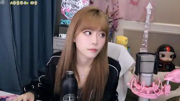 但不少女主播也是小有名气,比如已经塌房的周淑怡,靠着"皮卡丘"爆火的