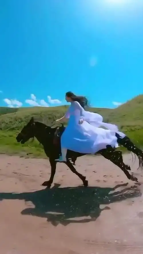 难怪都爱美人,古代小姐姐骑马的样子,真是仙气飘飘!