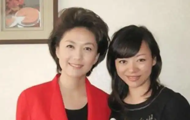 曾是央视一姐嫁大10岁清华教授如今夫妻结婚19年来零