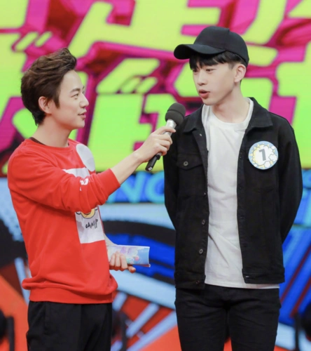 何炅与费启鸣恋爱假的!但亲密动作是真,与他的摸脸搂腰太幸福了