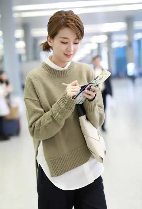 原创乔欣真是个隐藏的时髦精穿针织衫内搭白衬衫随性慵懒又高级