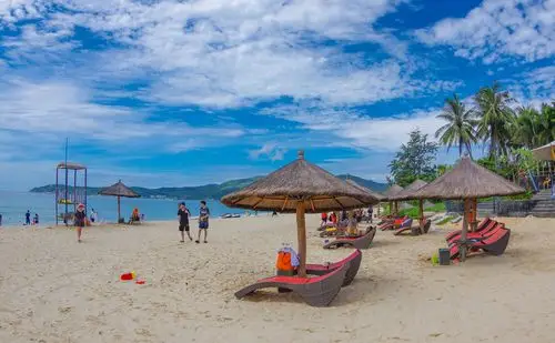 三亚最奇怪的沙滩,度假酒店扎堆,游客却寥寥无几_亚龙湾