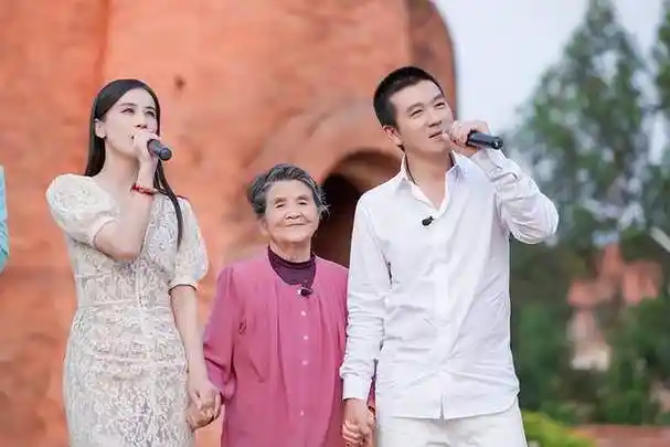 儿媳黄圣依缺席,前儿媳陶虹现身送祝福_画面_场合_关系