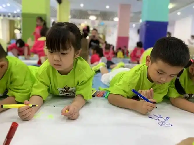 禅城区明珠幼儿园 | 200位"小画家"叽叽喳喳搞创作,6幅长卷萌出天际!