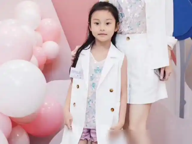 本以为甜馨完美逆袭直到看见小沈阳闺女才懂有一种整容叫长大