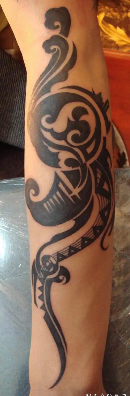 胳膊上的云彩纹身