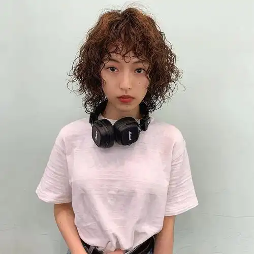 卷卷烫发是一种十分洋气的发型,将整头的短发烫出卷曲的效果,蓬松的