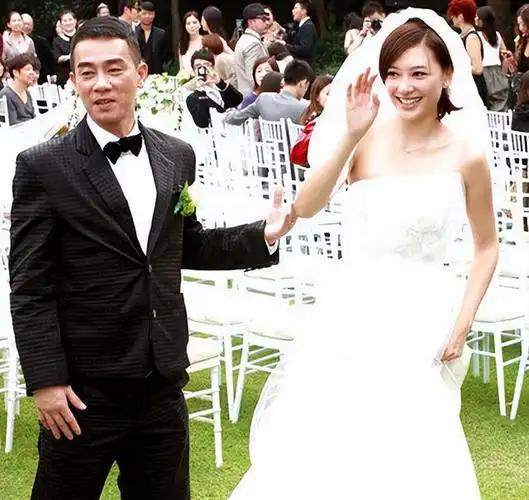 由于应采儿在此之前多次带男友回家见父母,结果都分手了,所以应采儿爸