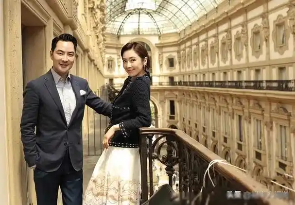 周丽淇与丈夫傅程鹏聚餐!那英丈夫头发已白,张智霖袁咏仪超社恐