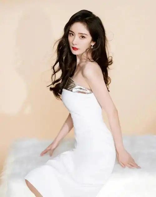 杨幂红唇白裙优雅尽显