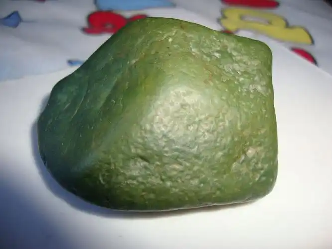 这个绿色和粉色的石头是什么