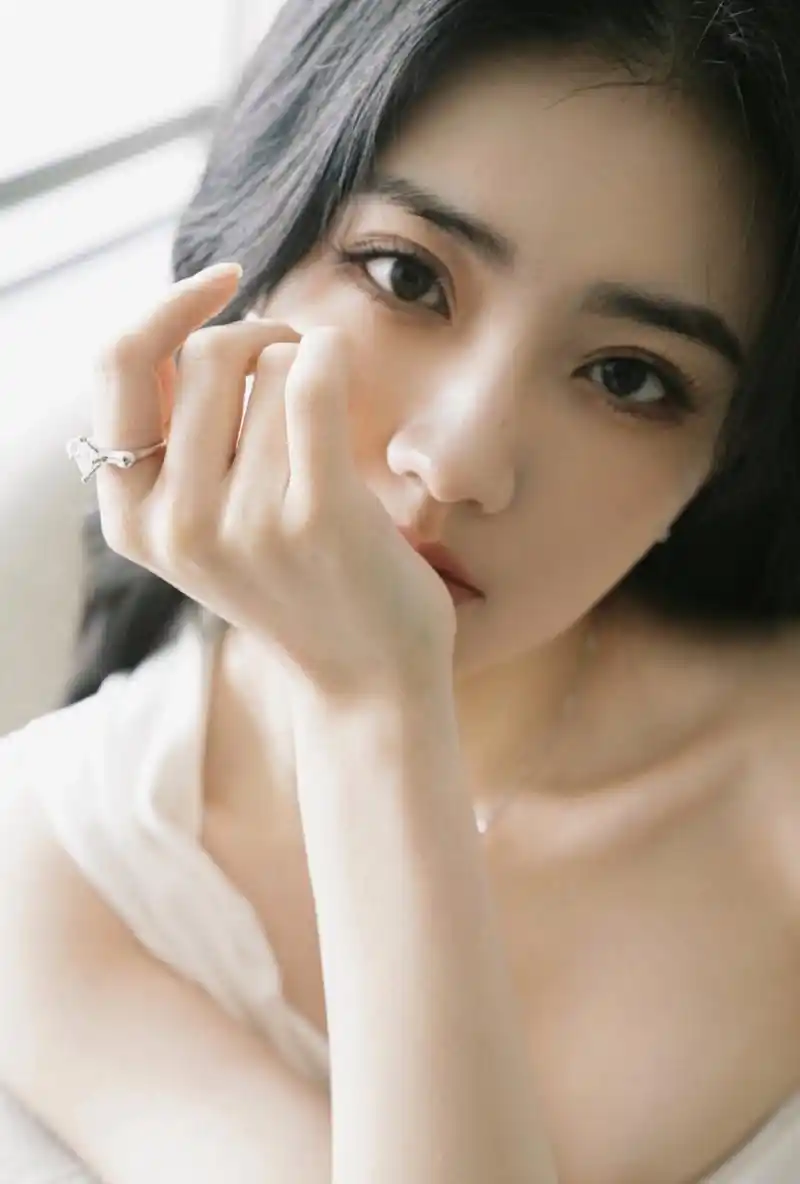 肤白貌美,身材曼妙的#徐璐# 清纯甜美的容颜,丰满傲人的事业线,凹凸有