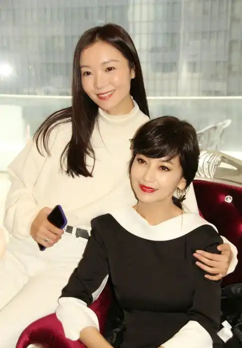 赵雅芝一袭黑裙端庄优雅 晒合照八美人各有风姿