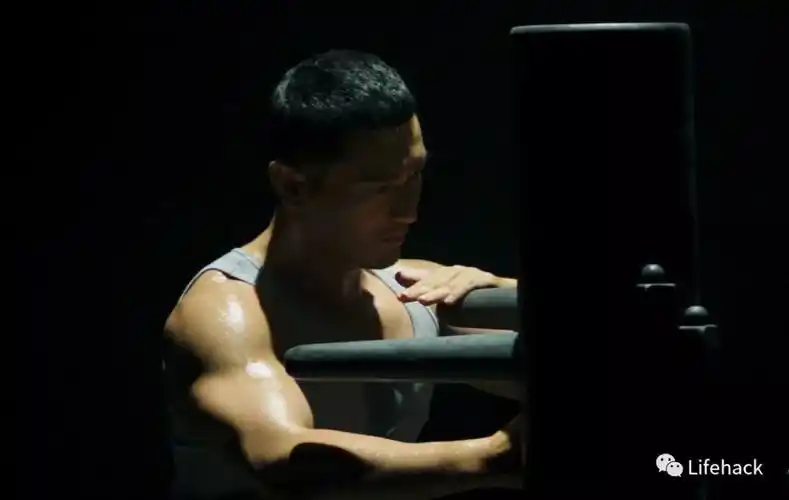 黄晓明逆袭肌肉猛男引热议,网友:堪比阿米尔汗!_胸肌