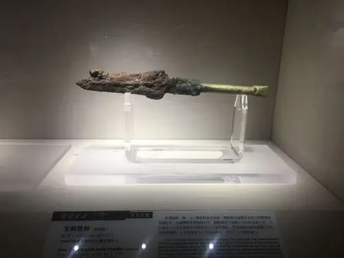 这件玉柄铁剑的出土,刷新了中国最早冶铁的历史,虢国博物馆的这把