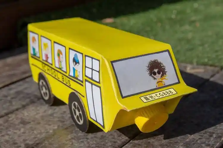 牛奶盒玩具车3,喝完的牛奶瓶子清洗干净,简单弄点装饰,插上做好的小树