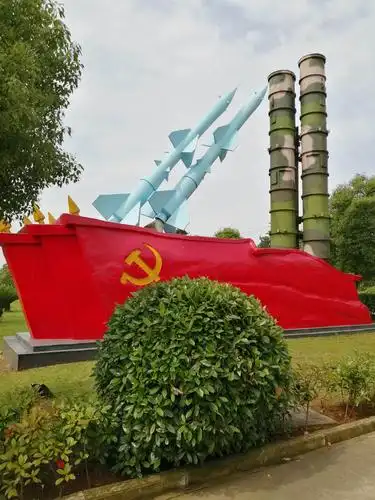 军营前导弹模型箭指蓝天!