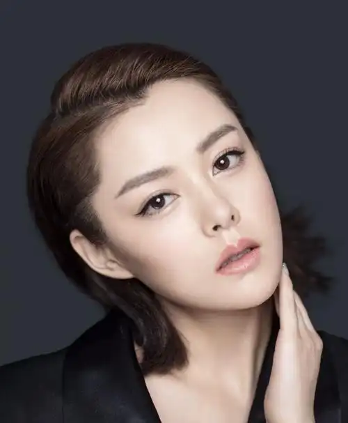 6 刘一含曝酷帅写真大片 黑色look展"总攻"魅力