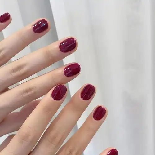 酒红色显手白短指甲纯色新年美甲图片