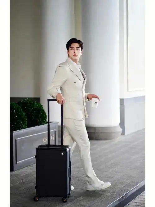 穿梭cbd赶飞机的英伦商务客