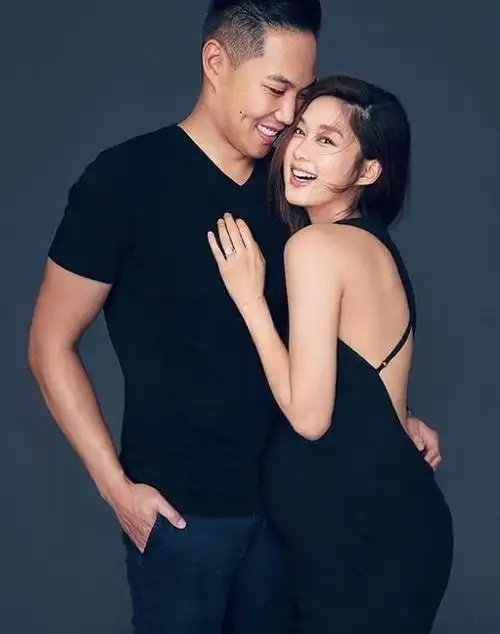 香香依偎老公强强胸口甜笑,由olivia tsang操刀拍摄的美丽孕照