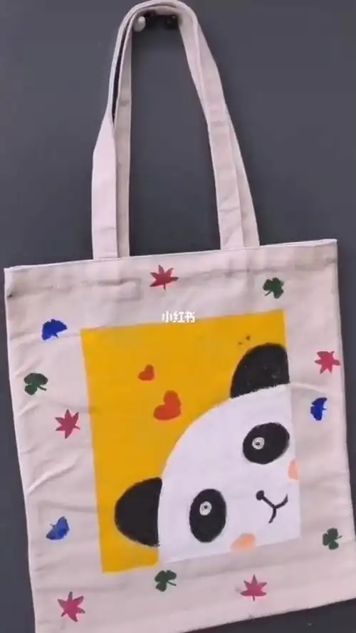 准备一个空白帆布袋,和勾线笔,丙烯颜料,笔刷,就可