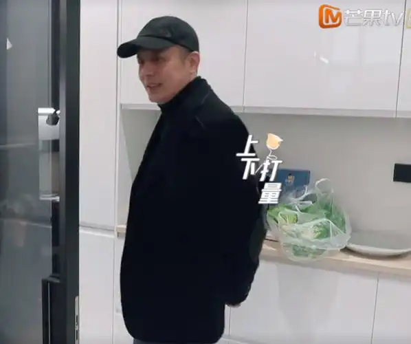 53岁崔伟别墅请2个保姆吃800元龙虾精英圈层让黄奕自卑